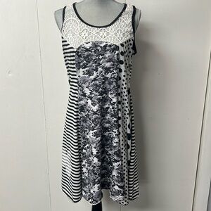 Super comfy, lightweight sleeveless black and white dress.
